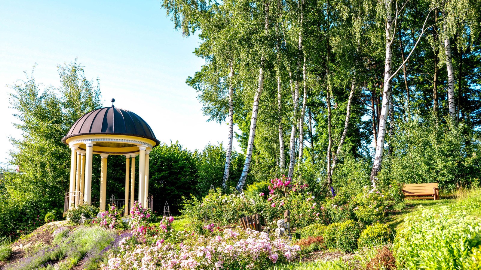 Weitläufige Gartenanlage des Hotels Birkenhof. (© Spirit & SPA Birkenhof am Elfenhain)