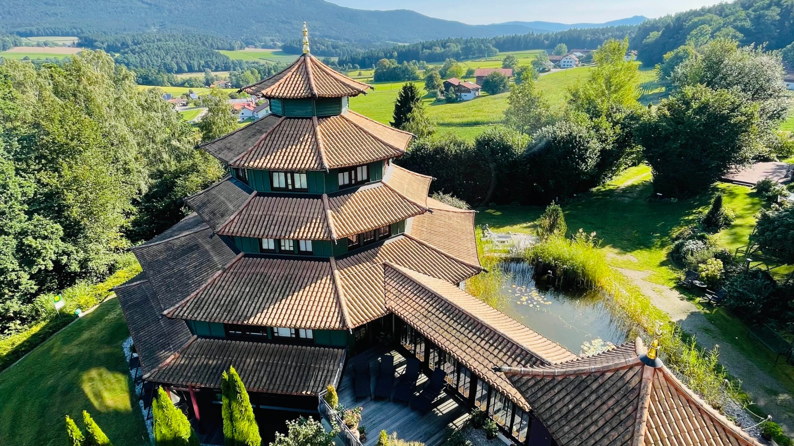 Blick auf das Hotel Spirit & SPA Birkenhof inmitten des Bayerischen Waldes. (© Spirit & SPA Birkenhof am Elfenhain)