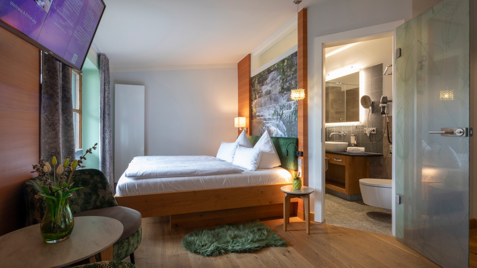 Komfortabel ausgestattetes Zimmer mit separiertem Bad.