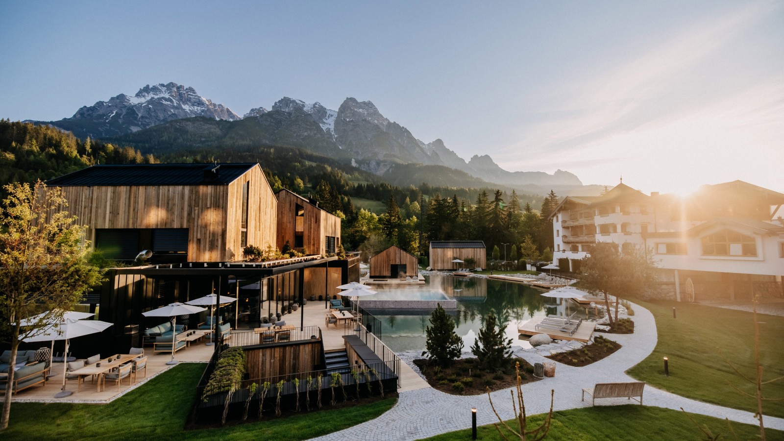Die Außenansicht des Wellness- und Spa-Hotels. (© Naturhotel Forsthofgut Leogang)