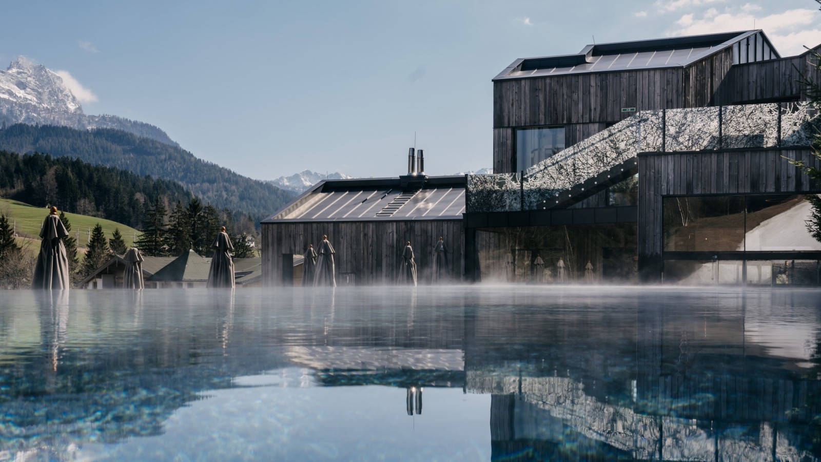 Außenpool mit Blick auf die Leoganger Steinberge. (© Naturhotel Forsthofgut Leogang)
