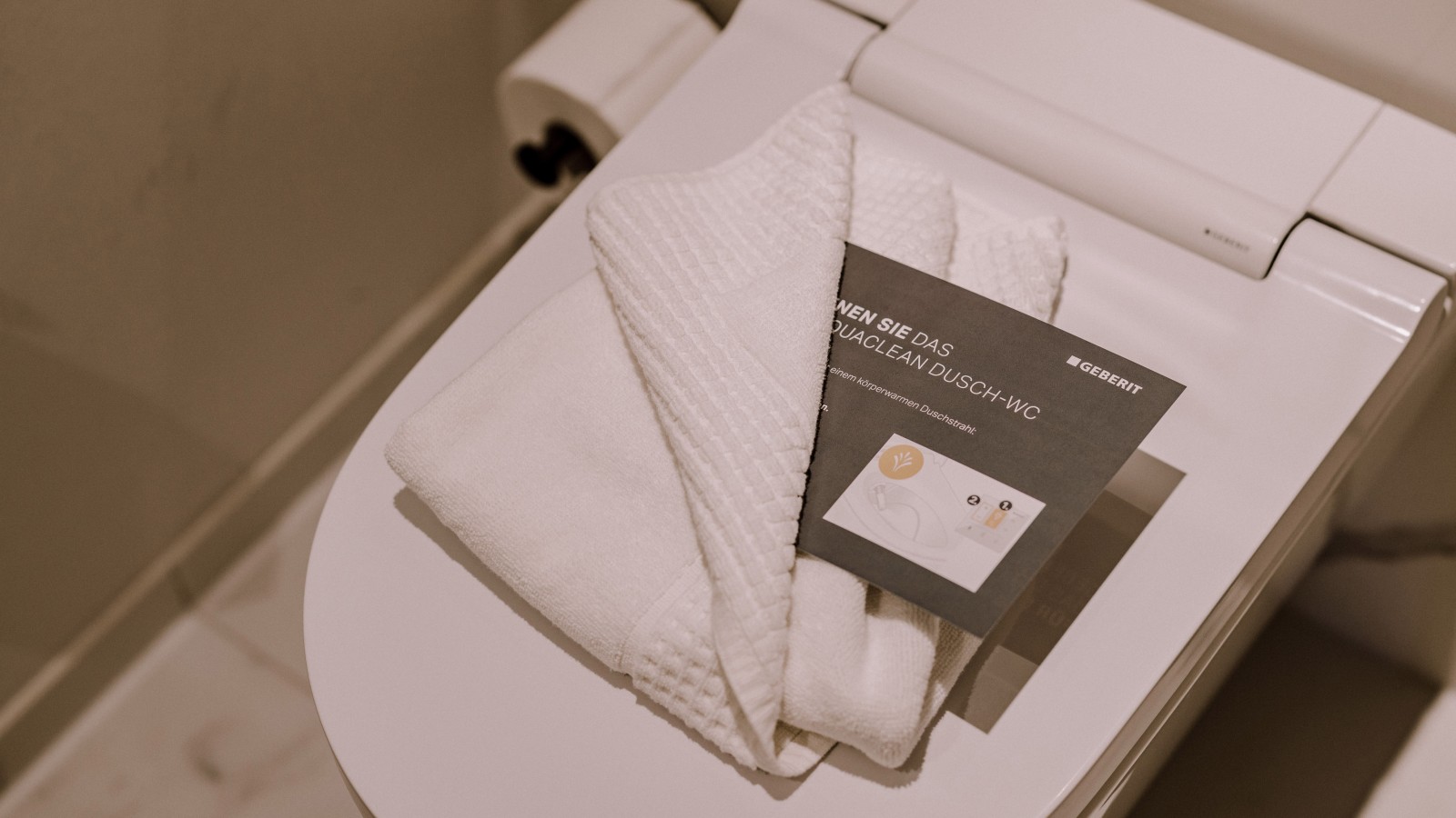 Geberit AquaClean Sela Dusch-WC in einem neu renovierten Zimmer. (© Naturhotel Forsthofgut Leogang)