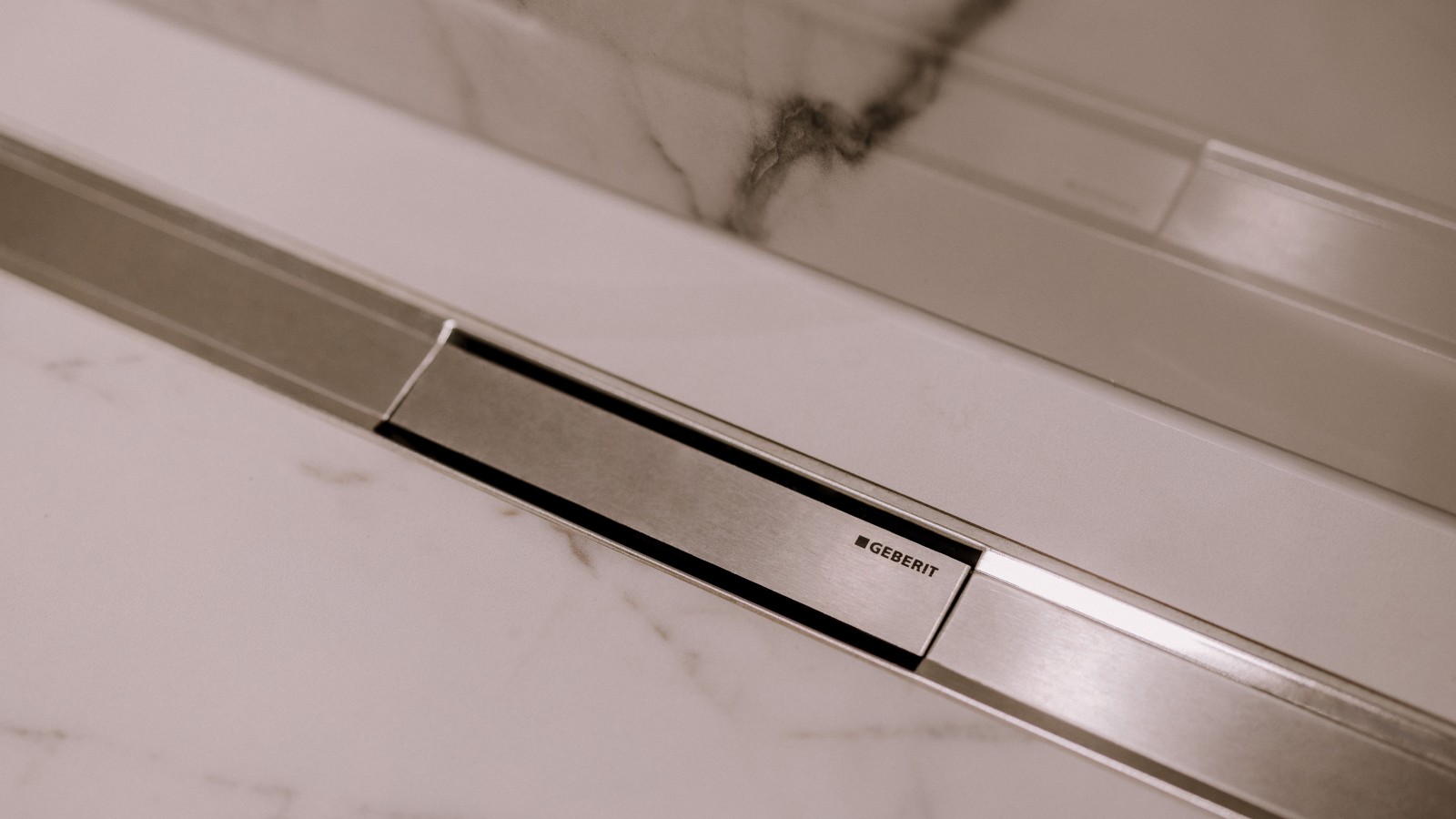 Geberit CleanLine80 Duschrinne verbaut in vielen Duschbereichen. (© Naturhotel Forsthofgut Leogang) Geberit CleanLine80 Duschrinne verbaut in vielen Duschbereichen. (© Naturhotel Forsthofgut Leogang)