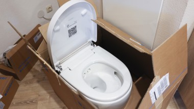 Verpackung als Montagehilfe beim Geberit AquaClean Mera Dusch-WC.