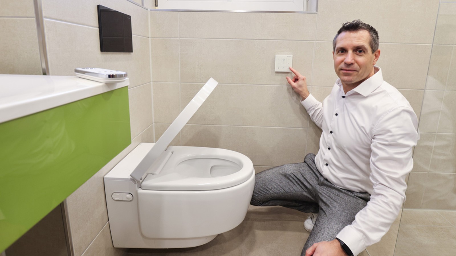 „Meine Gäste steuern das neue Dusch-WC bequem per Wandbedienpanel“, erklärt Hotelier Nadim Sabeh. „Meine Gäste steuern das neue Dusch-WC bequem per Wandbedienpanel“, erklärt Hotelier Nadim Sabeh.