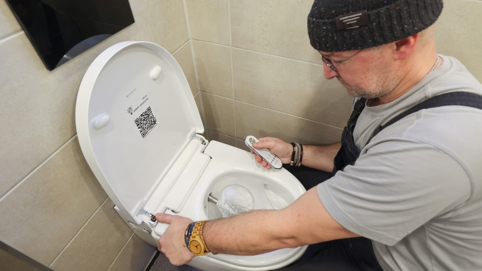 Test der Geberit AquaClean Dusch-WC-Funktion durch den Installateur. Test der Geberit AquaClean Dusch-WC-Funktion durch den Installateur.