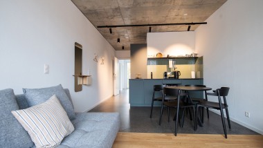 Küchenzeile eines stilvoll eingerichteten Apartments im Aparthotel Il Momento.