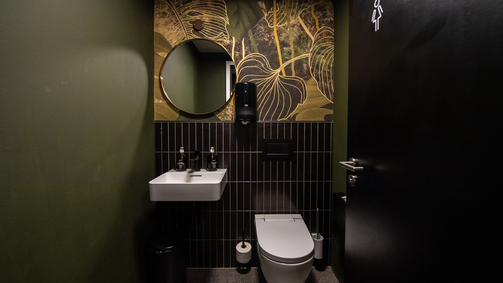 Stilvolles Badezimmer ausgestattet mit dem Dusch-WC Geberit AquaClean Alba im Aparthotel Il Momento.