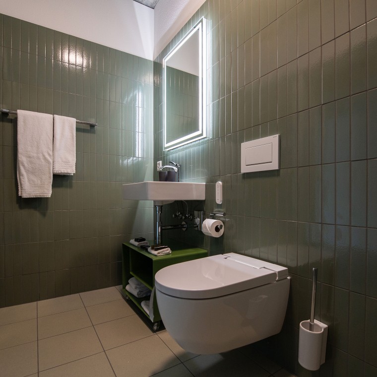 Eins der modernen Badezimmer ausgestattet mit dem Dusch-WC Geberit AquaClean Alba.