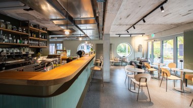Die Kaffeebar, welche Gäste zum Verweilen einlädt.