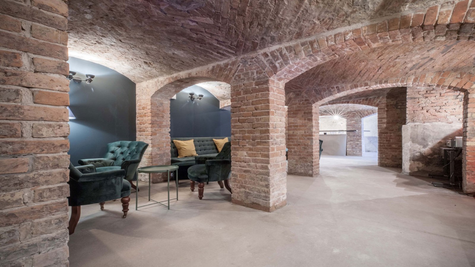 KanyaKage, Artspace mit Bar im Chesterfield-Look, Berlin-Kreuzberg KanyaKage, Artspace mit Bar im Chesterfield-Look, Berlin-Kreuzberg