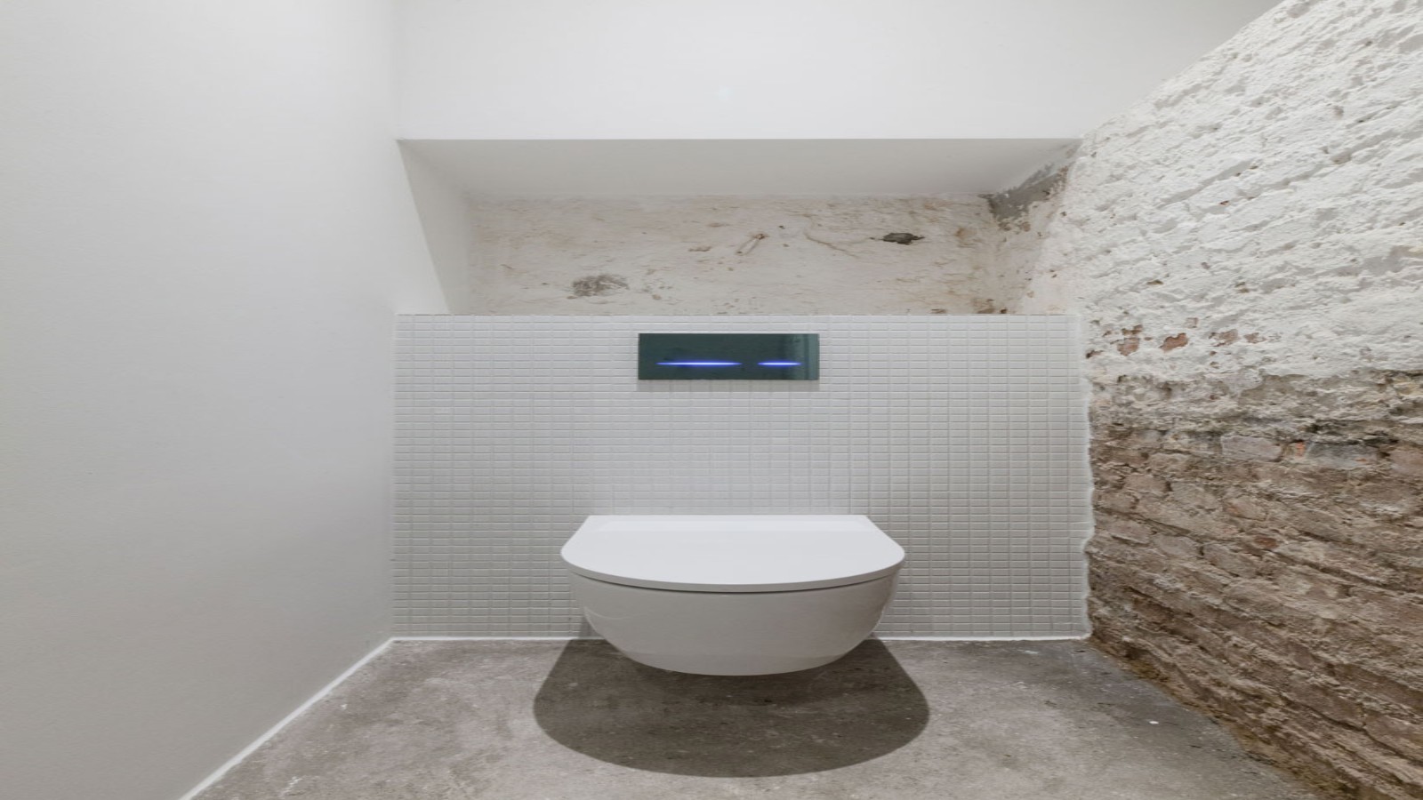 Wand-WC Geberit iCon, Betätigungsplatte Geberit Sigma80, Artspace KanyaKage, Berlin-Kreuzberg Wand-WC Geberit iCon, Betätigungsplatte Geberit Sigma80, Artspace KanyaKage, Berlin-Kreuzberg