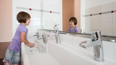 Die Geberit Bambini Spiel- und Waschlandschaft für vier Waschtischarmaturen ist wellenförmig und besteht aus zwei unterschiedlich hohen Ebenen Die Geberit Bambini Spiel- und Waschlandschaft für vier Waschtischarmaturen ist wellenförmig und besteht aus zwei unterschiedlich hohen Ebenen