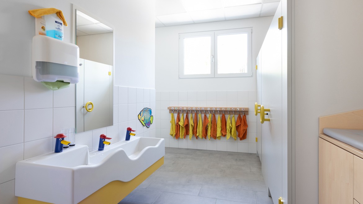 Kindgerechtes und farbenfrohes Geberit Bambini Waschplatzkonzept in der Kita KinderZeit in Niederösterreich (© Geberit/Anna Stöcher)