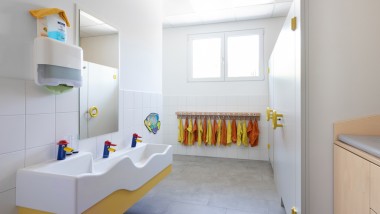 Kindgerechtes und farbenfrohes Geberit Bambini Waschplatzkonzept in der Kita KinderZeit in Niederösterreich (© Geberit/Anna Stöcher) Kindgerechtes und farbenfrohes Geberit Bambini Waschplatzkonzept in der Kita KinderZeit in Niederösterreich (© Geberit/Anna Stöcher)