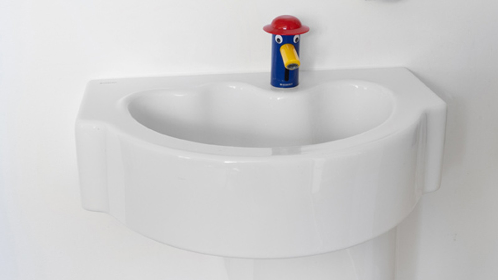 Waschtisch mit Standarmatur der Serie Geberit Bambini (© Geberit/Anna Stöcher) Waschtisch mit Standarmatur der Serie Geberit Bambini (© Geberit/Anna Stöcher)