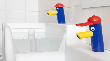 Geberit Bambini Waschplatz mit gestautem Wasser (© Geberit/Anna Stöcher) Geberit Bambini Waschplatz mit gestautem Wasser (© Geberit/Anna Stöcher)
