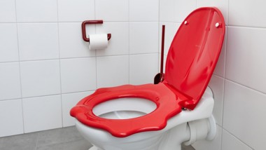 Geberit Bambini WC mit WC-Sitz in Kombination mit passender Betätigungsplatte Sigma01 (© Geberit/Anna Stöcher)