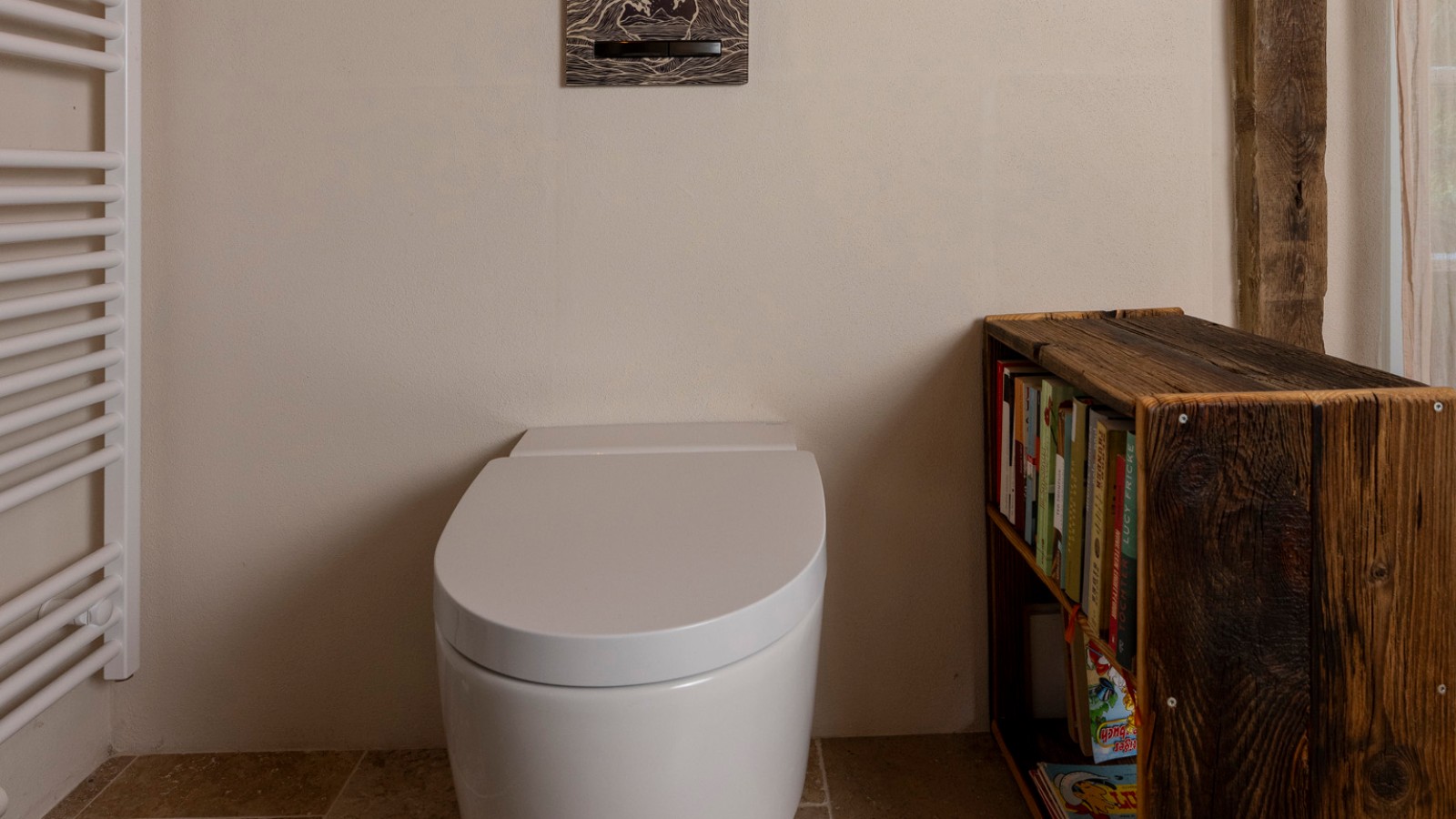 Das Geberit AquaClean Mera Comfort Dusch-WC im renovierten Künsterbad. Das Geberit AquaClean Mera Comfort Dusch-WC im renovierten Künsterbad.