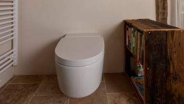 Das Geberit AquaClean Mera Comfort Dusch-WC im renovierten Künsterbad. Das Geberit AquaClean Mera Comfort Dusch-WC im renovierten Künsterbad.