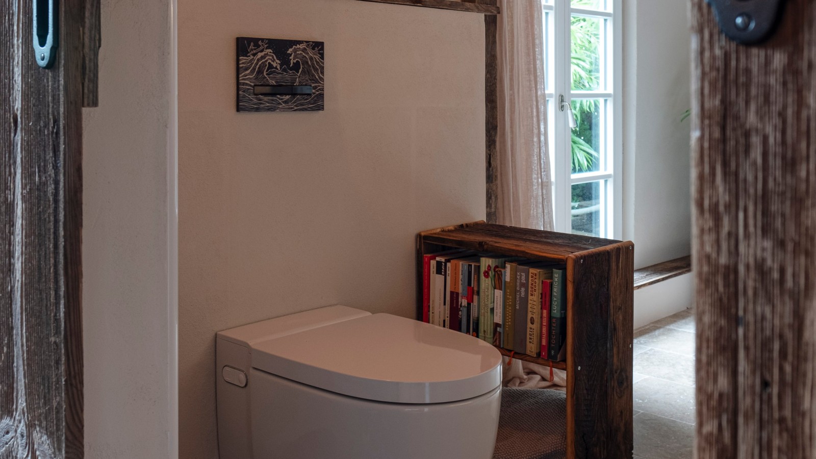 Ansicht in das Künstlerbad und auf das Geberit AquaClean Mera Comfort Dusch-WC.