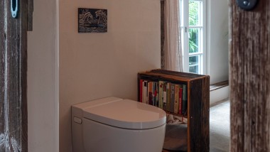 Ansicht in das Künstlerbad und auf das Geberit AquaClean Mera Comfort Dusch-WC. Ansicht in das Künstlerbad und auf das Geberit AquaClean Mera Comfort Dusch-WC.