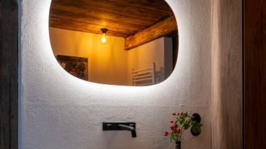 Der ovale Geberit Option Lichtspiegel über dem Waschplatz. Der ovale Geberit Option Lichtspiegel über dem Waschplatz.