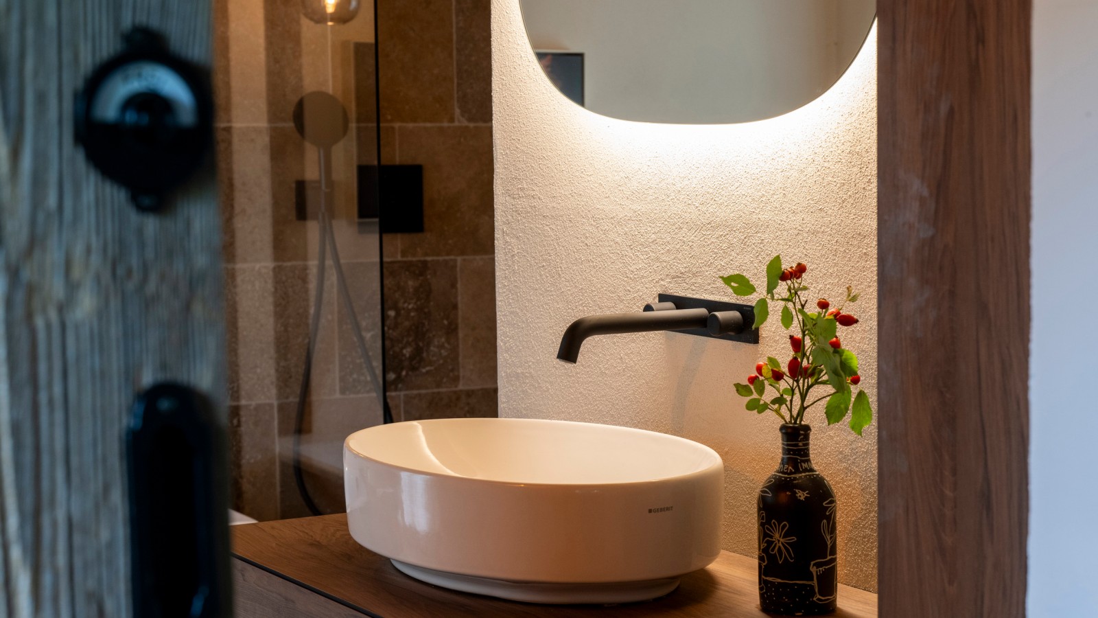 Der Waschplatz ausgestattet mit dem ovalen Geberit VariForm Waschtisch und der ONE Wandarmatur.