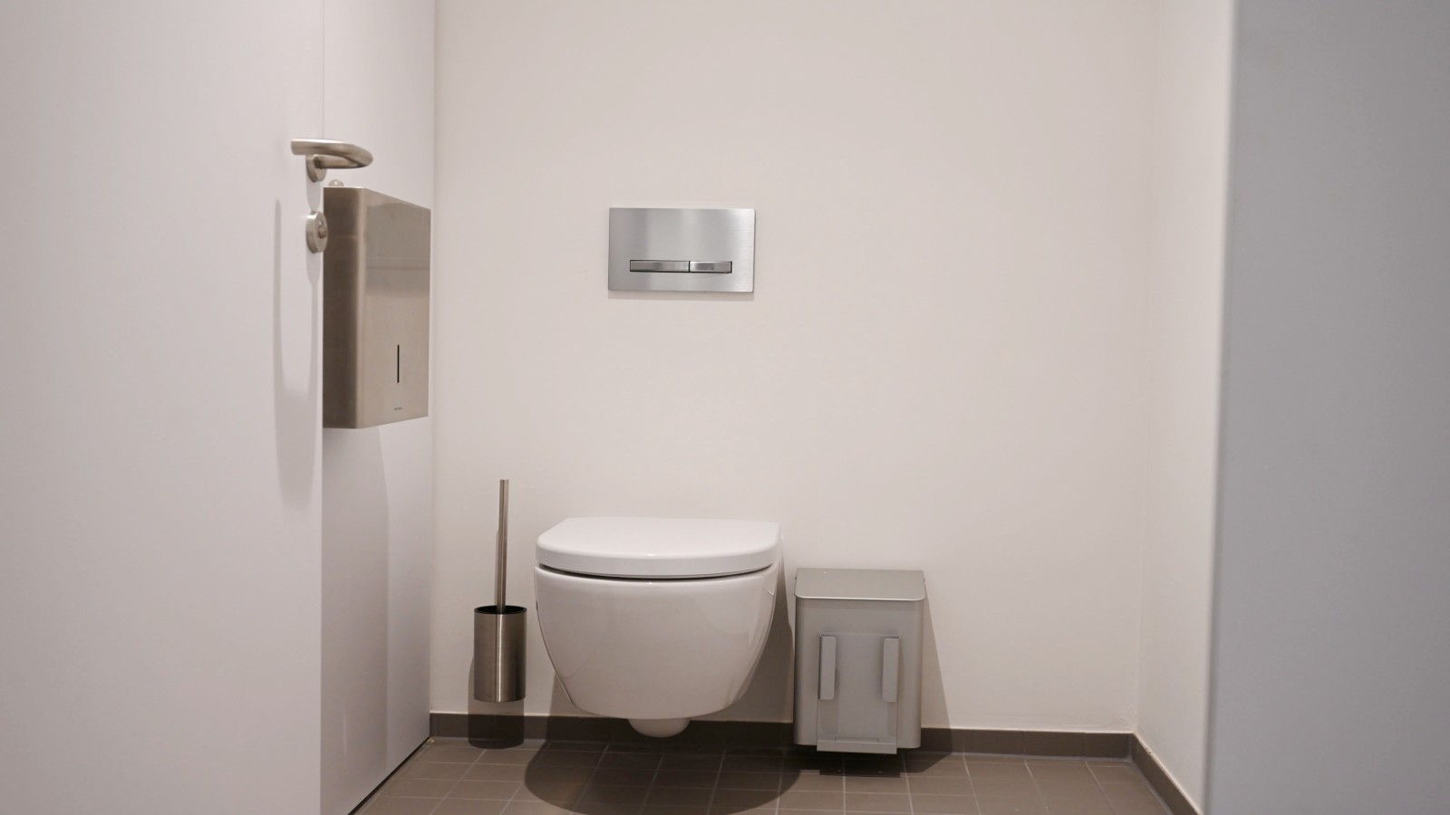 Geschlossene Keramik des Geberit iCon Wand-WCs mit der Sigma50 Betätigungsplatte in gebürstetem Chrom Geschlossene Keramik des Geberit iCon Wand-WCs mit der Sigma50 Betätigungsplatte in gebürstetem Chrom