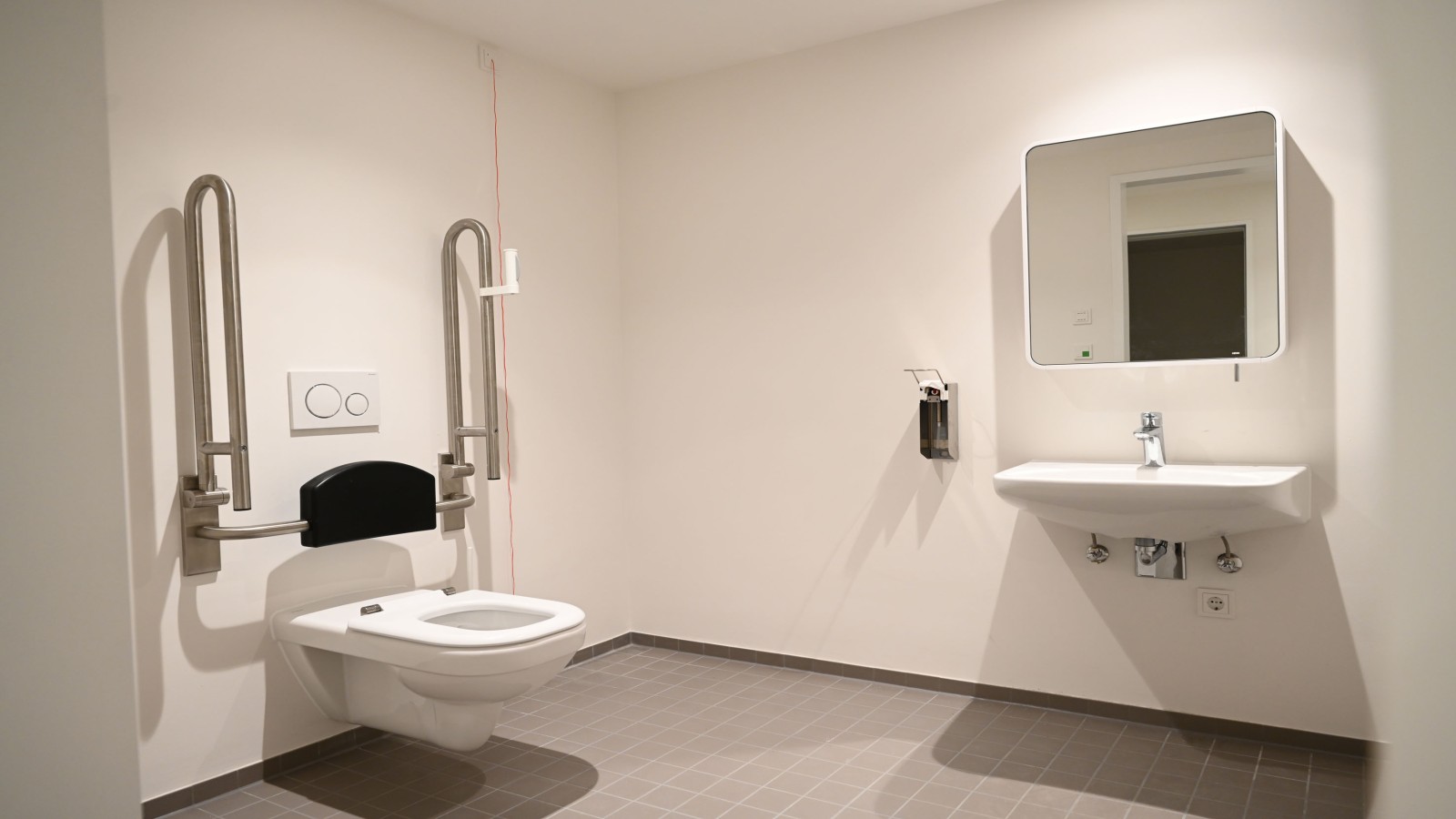 Wand-WC Geberit Renova Comfort, Betätigungsplatte Sigma20 mit verchromten Designringen, barrierefreier Waschtisch Paracelsus Wand-WC Geberit Renova Comfort, Betätigungsplatte Sigma20 mit verchromten Designringen, barrierefreier Waschtisch Paracelsus