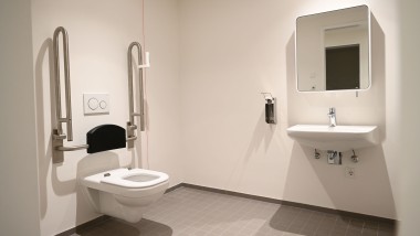 Wand-WC Geberit Renova Comfort, Betätigungsplatte Sigma20 mit verchromten Designringen, barrierefreier Waschtisch Paracelsus