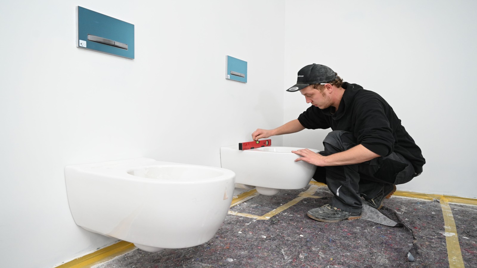 Montage der Geberit iCon Wand-WCs mit Sigma50 Betätigungsplatten. Montage der Geberit iCon Wand-WCs mit Sigma50 Betätigungsplatten.