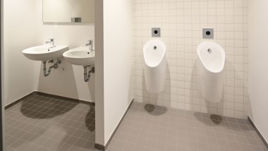 Urinal Geberit Preda und Waschtisch Geberit Renova