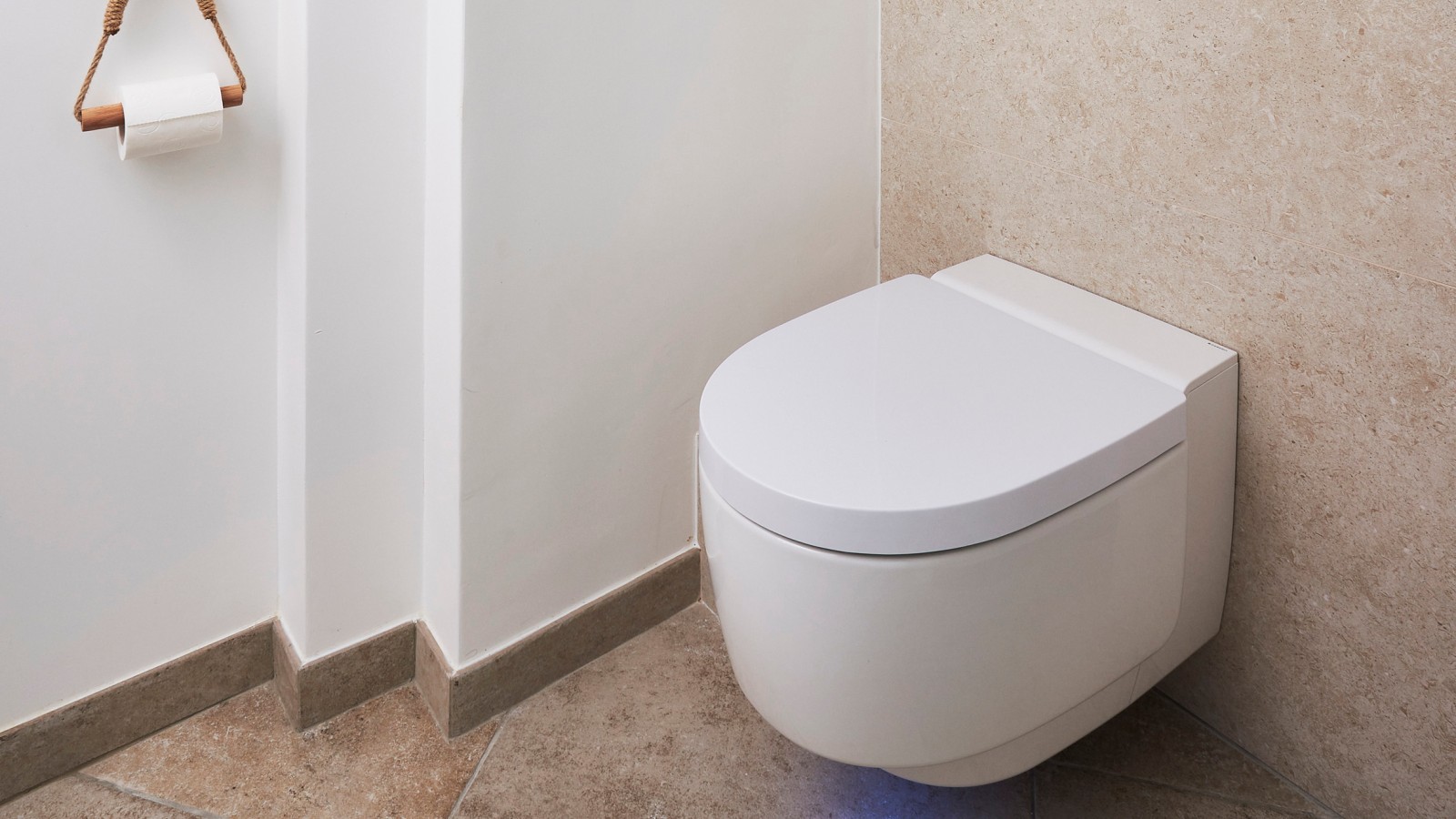 Das Dusch-WC Geberit AquaClean Mera im hellen Bad im "Boho-Style".