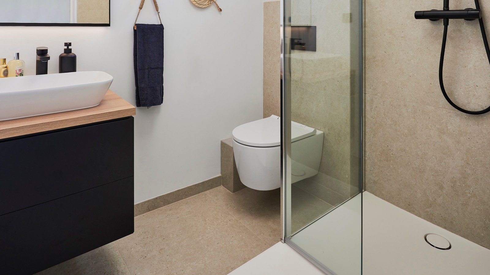 Gästebad mit Geberit Setaplano Duschfläche, Geberit ONE WC und Waschplatz sowie Option Plus Square Lichtspiegel.