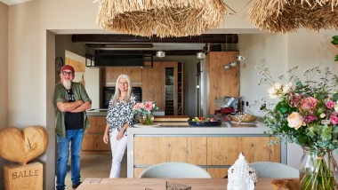 Das Ehepaar Marquard vor ihrer neu gestalteten Küche im "Boho-Style".