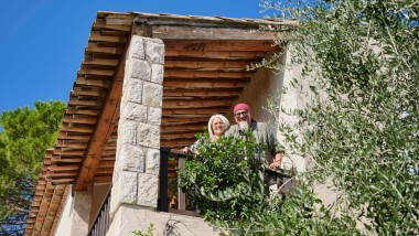 Das Ehepaar Marquard steht auf der Terrasse ihres neuen Zuhauses in Südfrankreich.