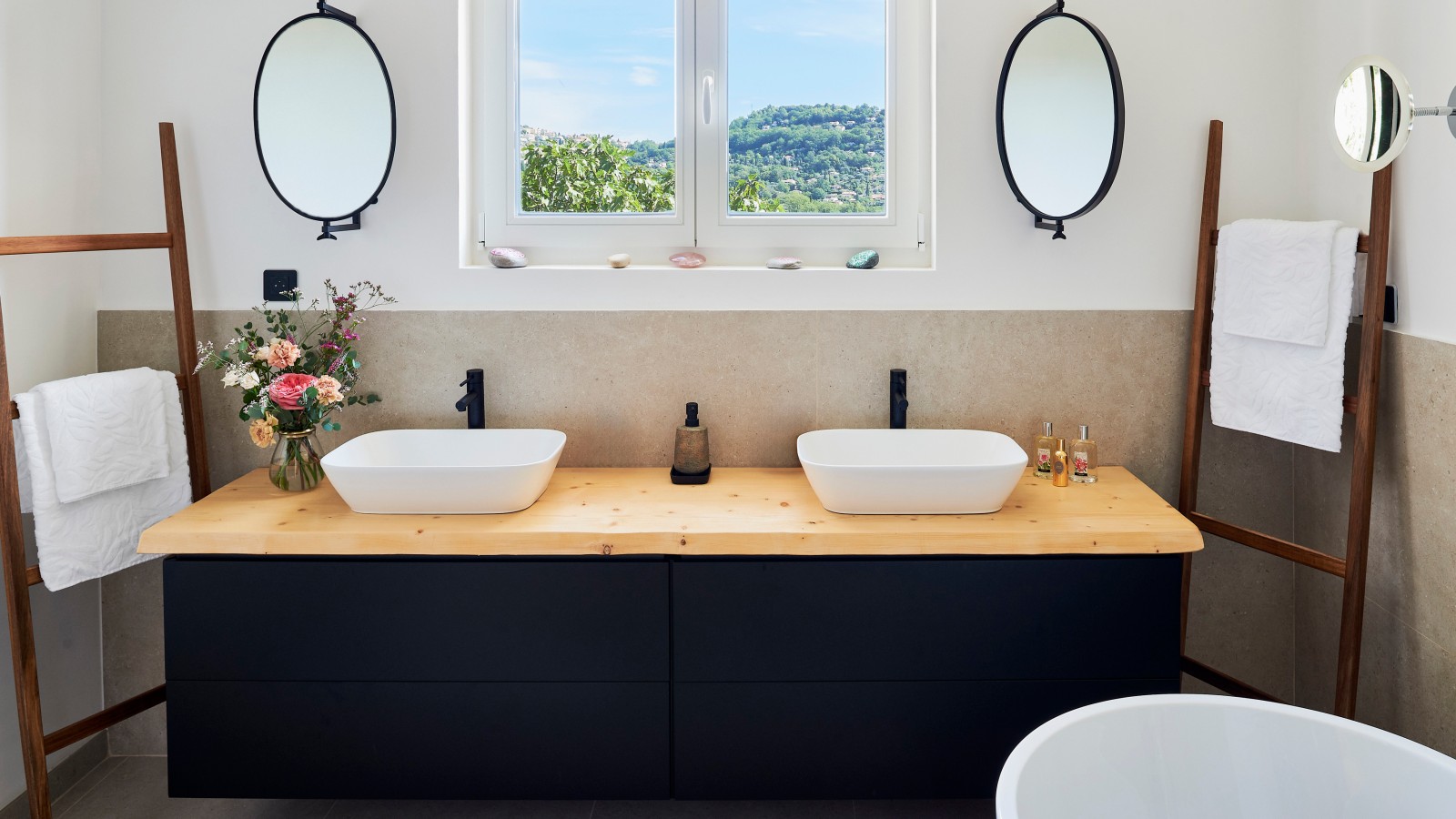 Der Waschplatz im Hauptbad der neuen Familienresidenz wurde mit Produkten der Serie Geberit ONE ausgestattet.