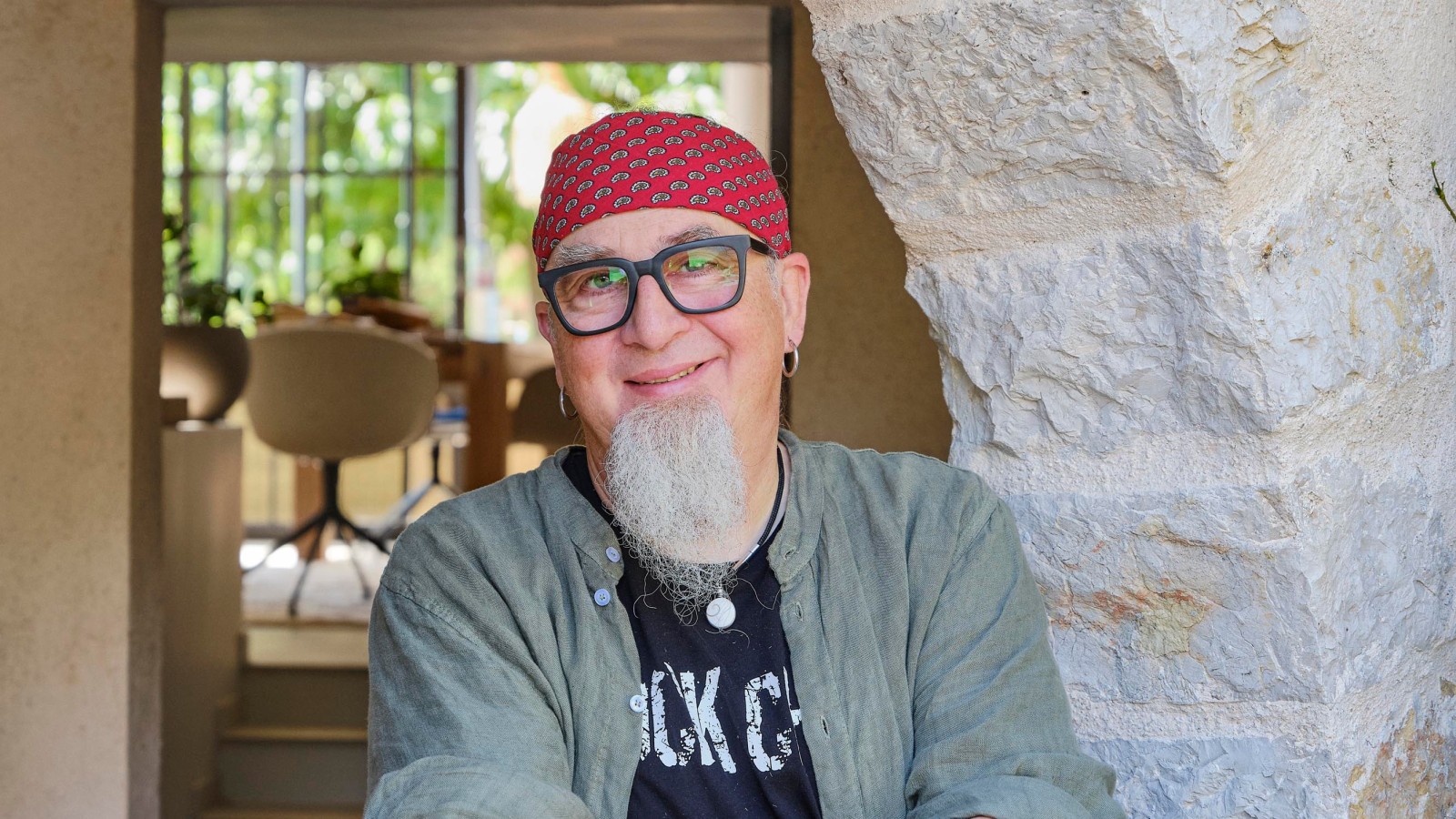 Stefan Marquard unter dem Steinbogen seines sanierten Hauses in Südfrankreich.