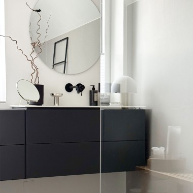Die Möbel in Lava matt kontrastieren mit dem eleganten ONE Waschtisch mit schmalem Rand und bieten viel Stauraum. (© C’est Design Studio)