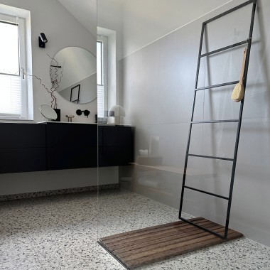 Gästebad in Zwettl mit bodenebener Dusche und einer Duschtrennwand aus Glas. (© C’est Design Studio)