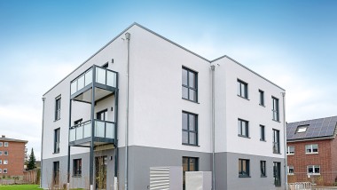 Mehrfamilienhäuser mit Netto-Null-Standard in moderner Holzbauweise.