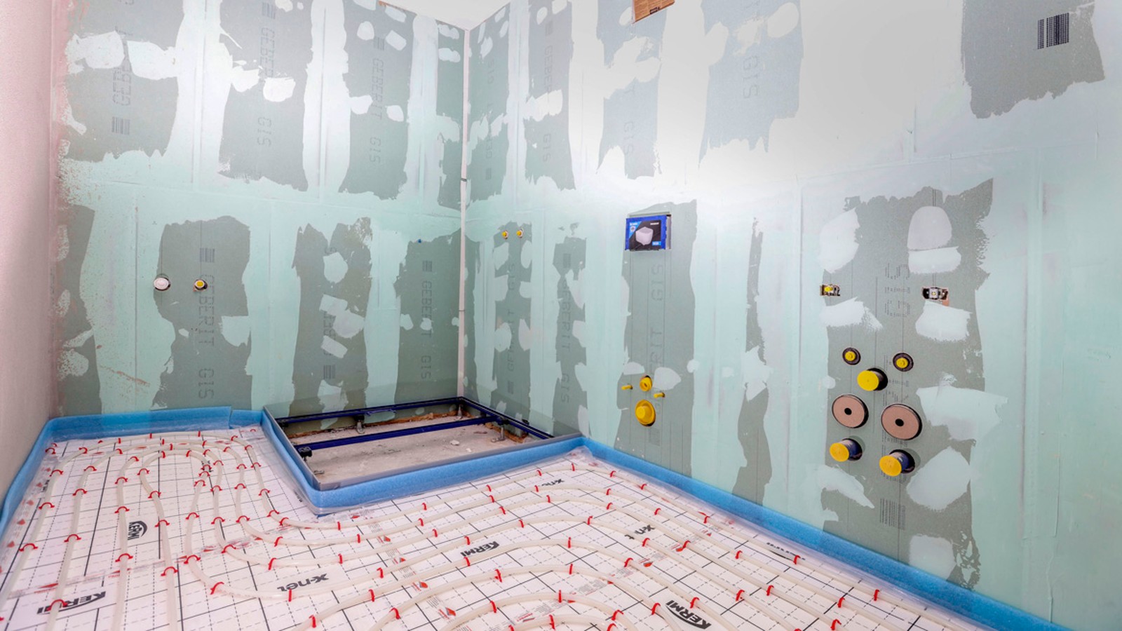 Nach der Installation der vorgefertigten Sanitärwände wurden diese beplankt. Nach der Installation der vorgefertigten Sanitärwände wurden diese beplankt.