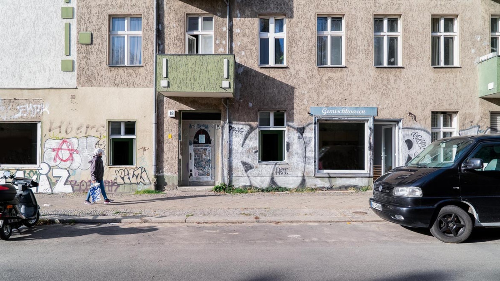 Außenansicht des ehemaligen Gemischtwarenladens, in dem die neue Kita entstand. (© Sebastian Díaz de León)