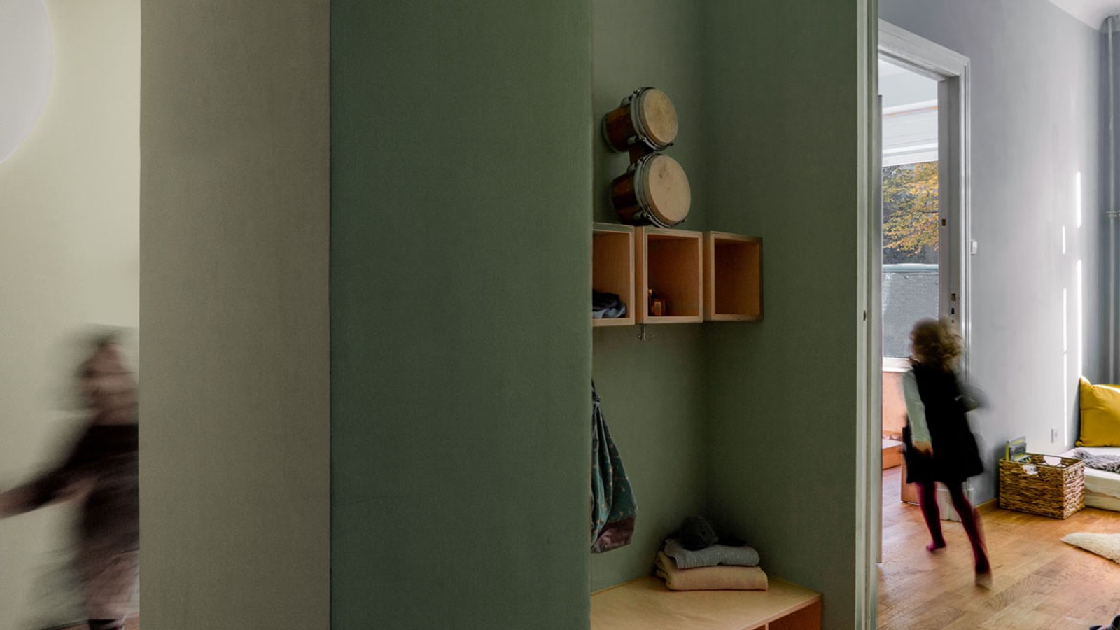 Zwei Kinder spielen im Montessori-Kinderhaus. (© Sebastian Díaz de Leó)