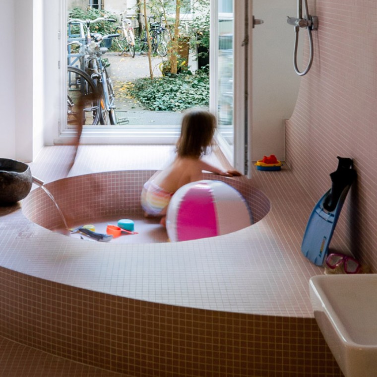 Kita Badezimmer mit Kaskadenbecken, das zum Experimentieren mit Wasser einlädt. (© Sebastian Díaz de León)