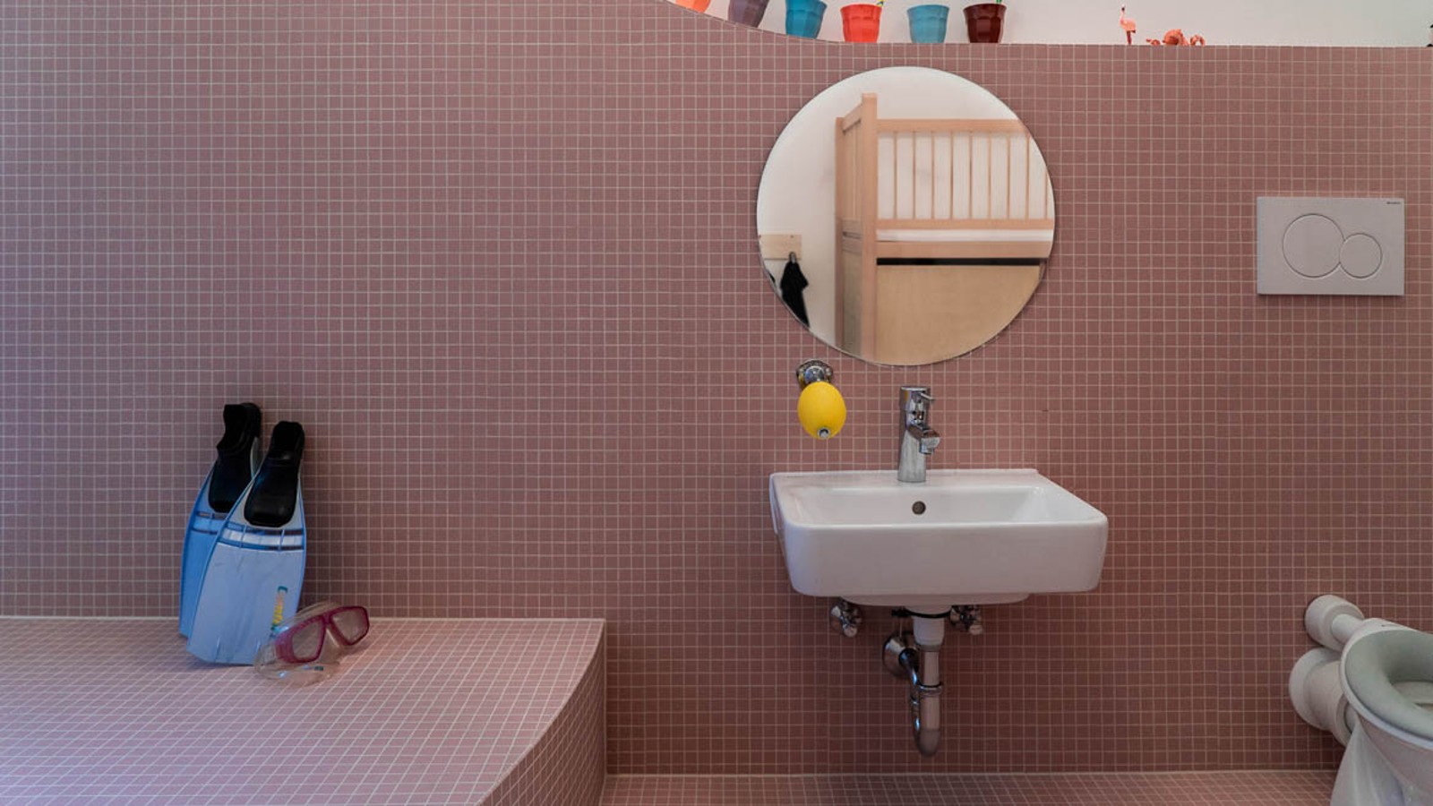 Waschplatz ausgestattet mit Produkten der Geberit Badserien Renova Compact und Bambini. (© Sebastian Díaz de León)