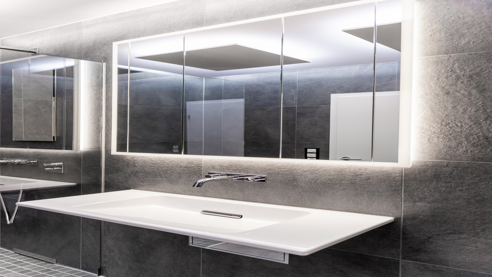 Geberit ONE Spiegelschrank in die Vorwand integriert