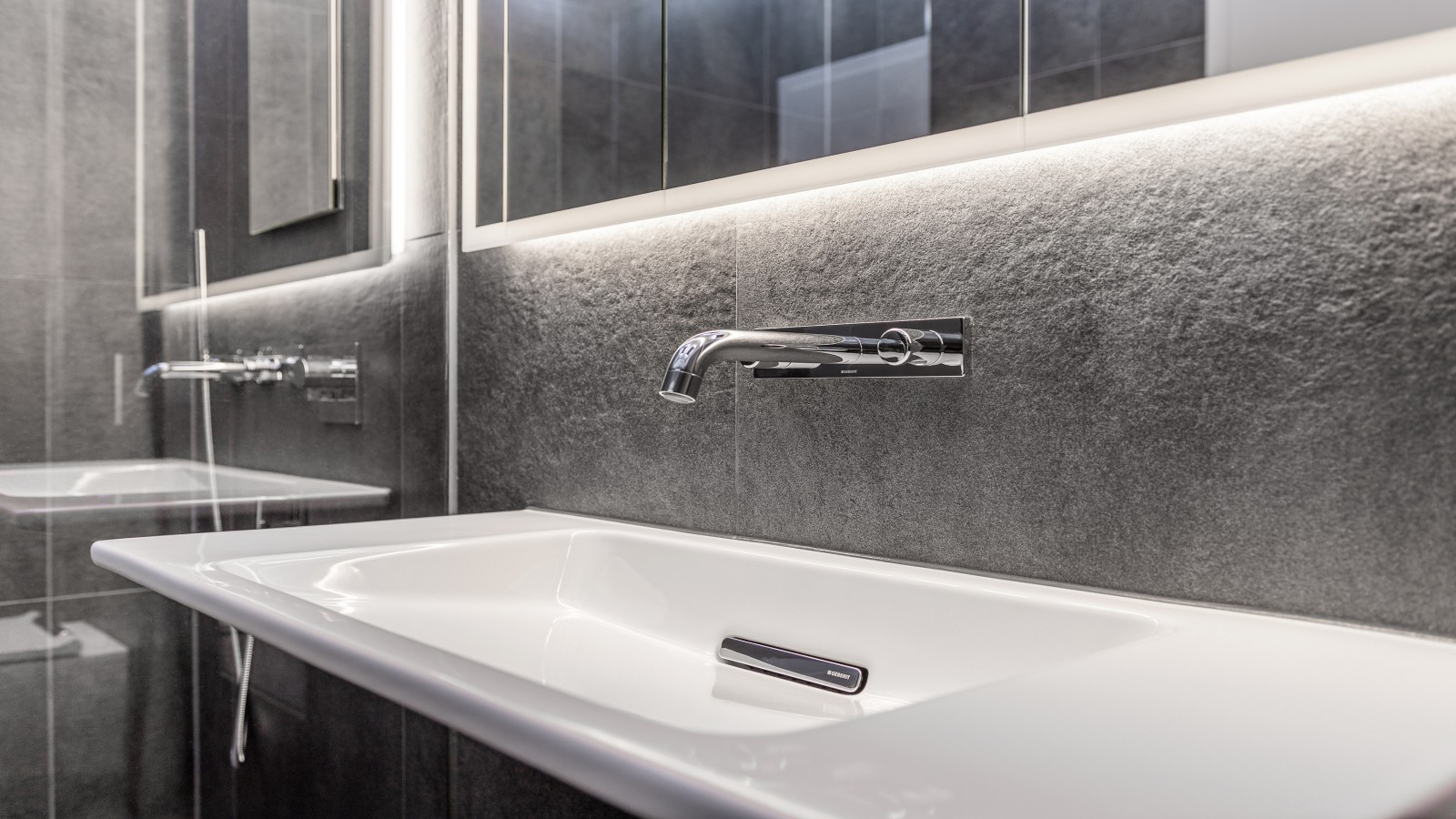 Geberit ONE Waschtisch mit Wandarmatur