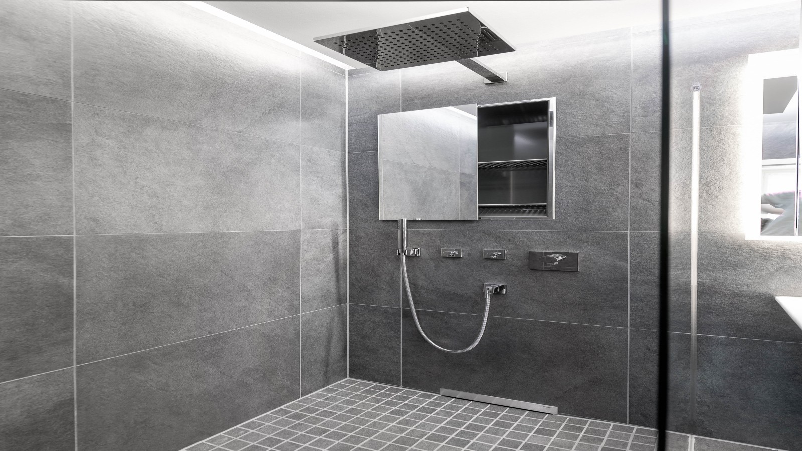 Die Geberit ONE Nischenablagebox in der Dusche bietet Stauraum für Shampoo, Duschgel und Co.